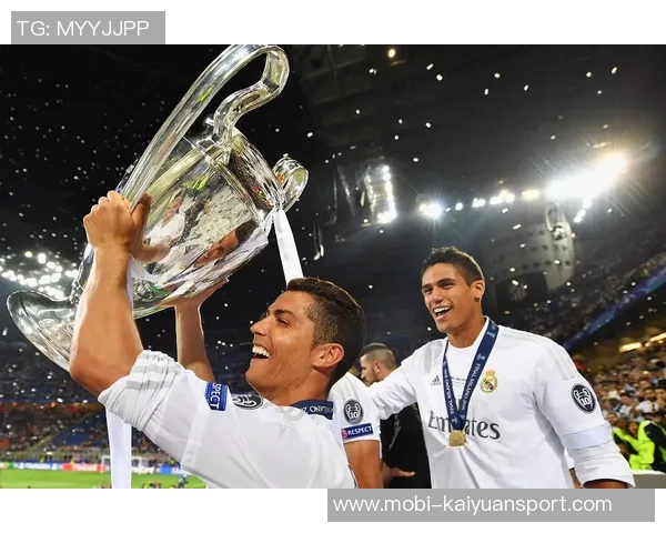 C罗分享最佳中东球员奖杯照感谢所有支持者的陪伴与鼓励